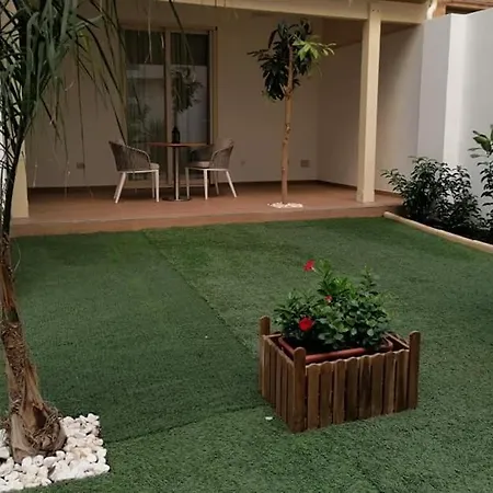 Lux Bed and Breakfast 4*